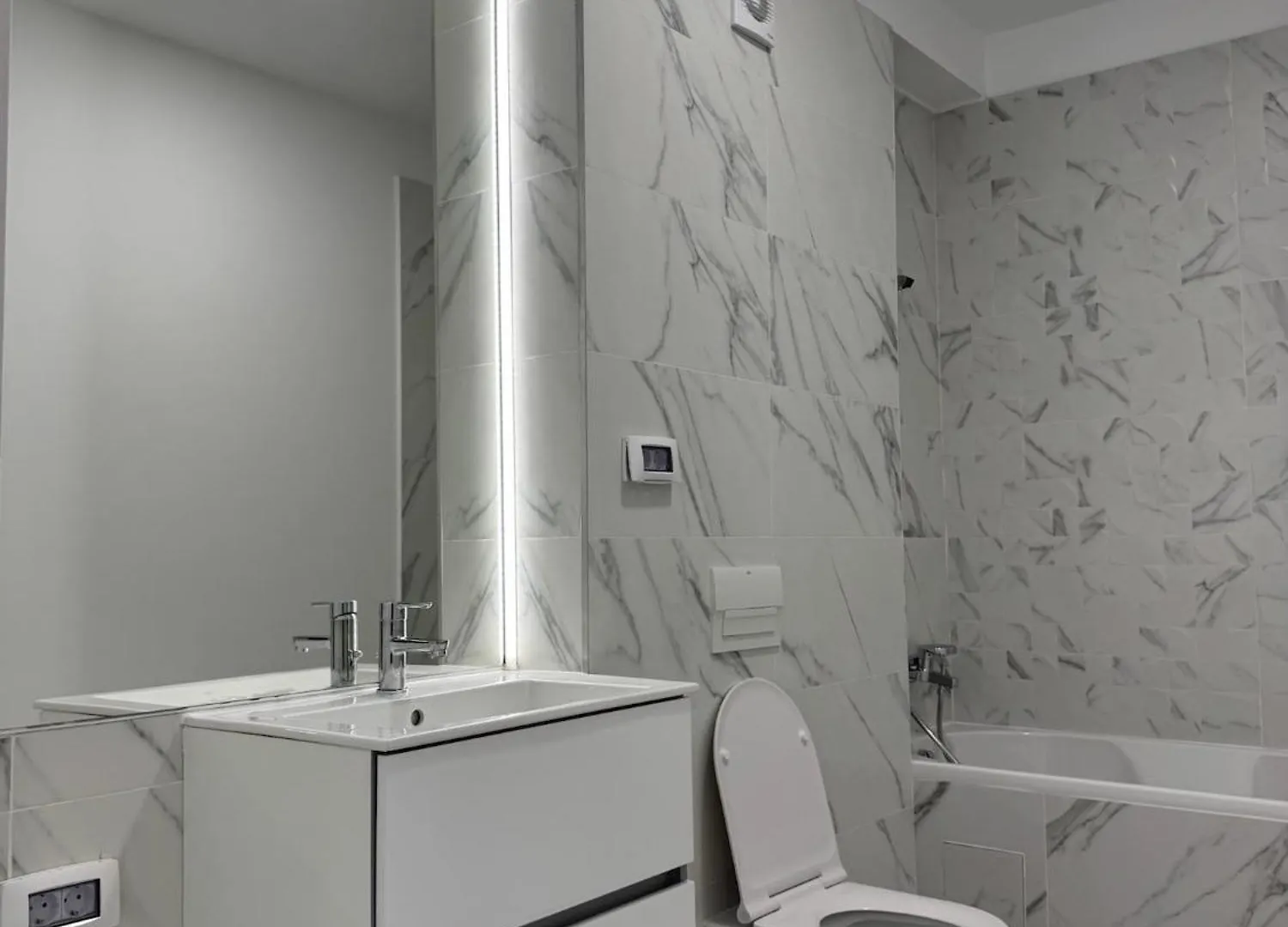 Sky View Apartament Private Underground Parking 布加勒斯特